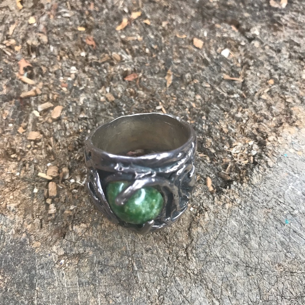 Vintage unmarked silver & green handmade ring - Picture 4 of 7